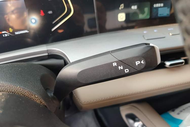 Used CHANGAN Hunter 2024 Knight Edition Flagship Model Dual-Motor All-Wheel Drive Standard Box Gear Lever