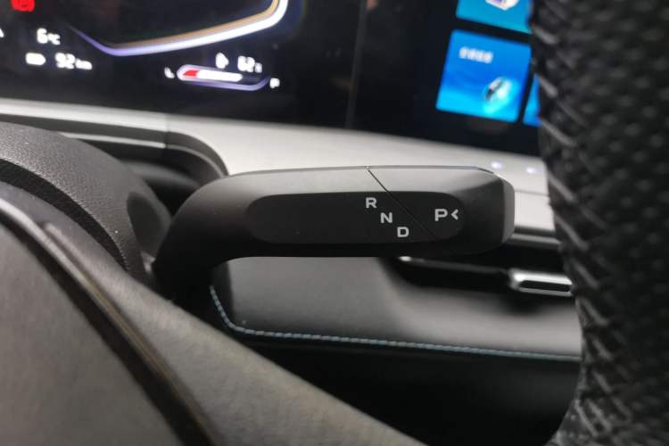Used CHANGAN Hunter 2024 Warrior Edition Luxury Model Dual-Motor All-Wheel Drive with Extra-Long Cargo Box Gear Lever