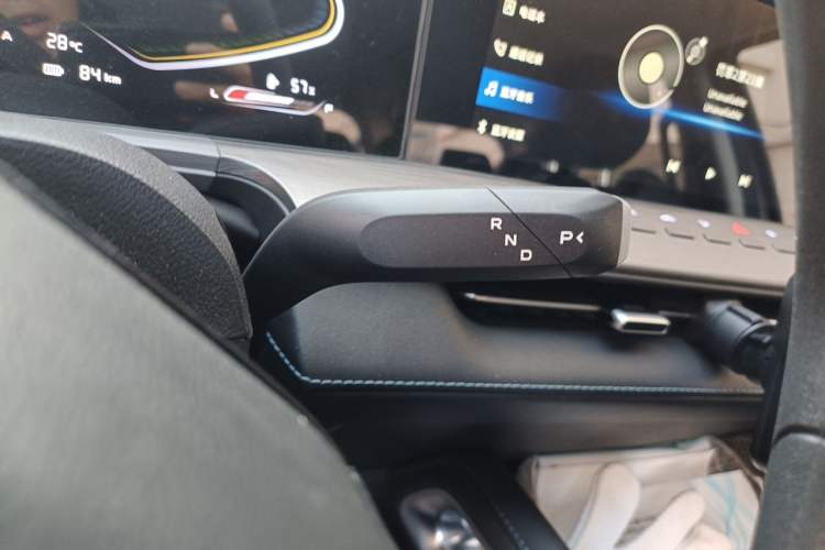 Used CHANGAN Hunter 2024 Warrior Edition Luxury Model Dual-Motor All-Wheel Drive Standard Box Gear Lever