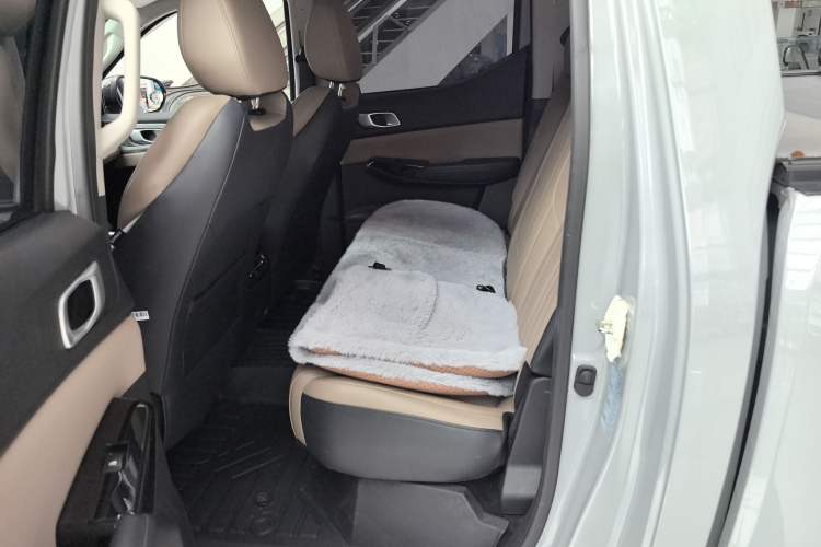 Used CHANGAN Hunter 2024 Knight Edition Flagship Model Dual-Motor All-Wheel Drive Standard Box Interior 1