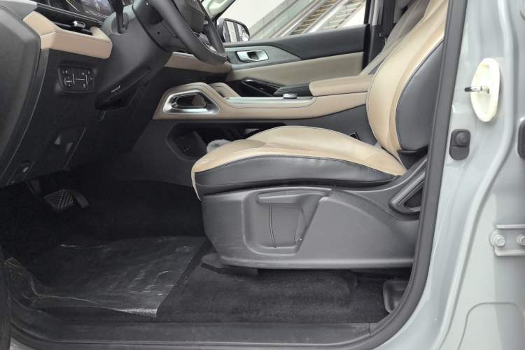 Used CHANGAN Hunter 2024 Knight Edition Flagship Model Dual-Motor All-Wheel Drive Standard Box Interior 2