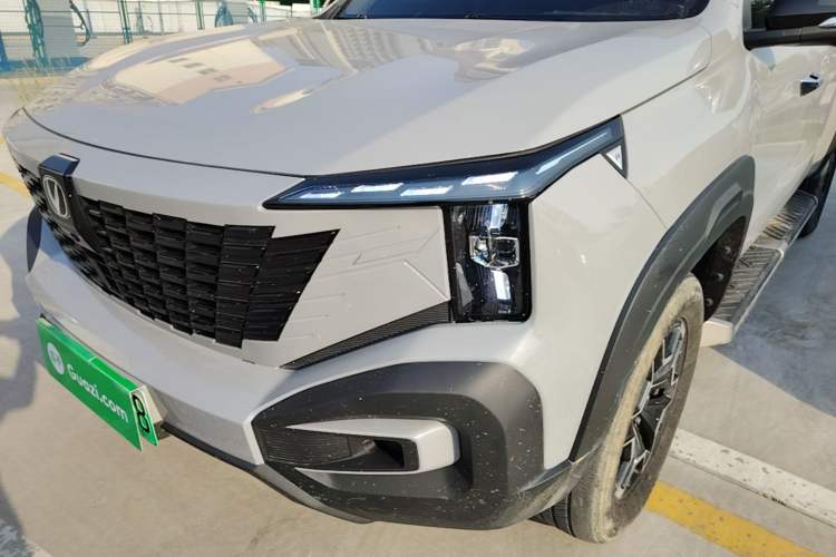 Used CHANGAN Hunter 2024 Knight Edition Flagship Model Dual-Motor All-Wheel Drive Standard Box Left Front Headlight