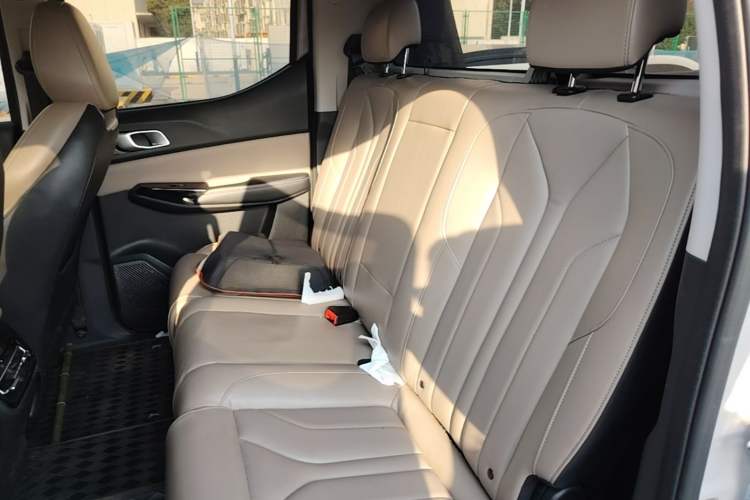 Used CHANGAN Hunter 2024 Knight Edition Flagship Model Dual-Motor All-Wheel Drive Standard Box Left Rear Seat