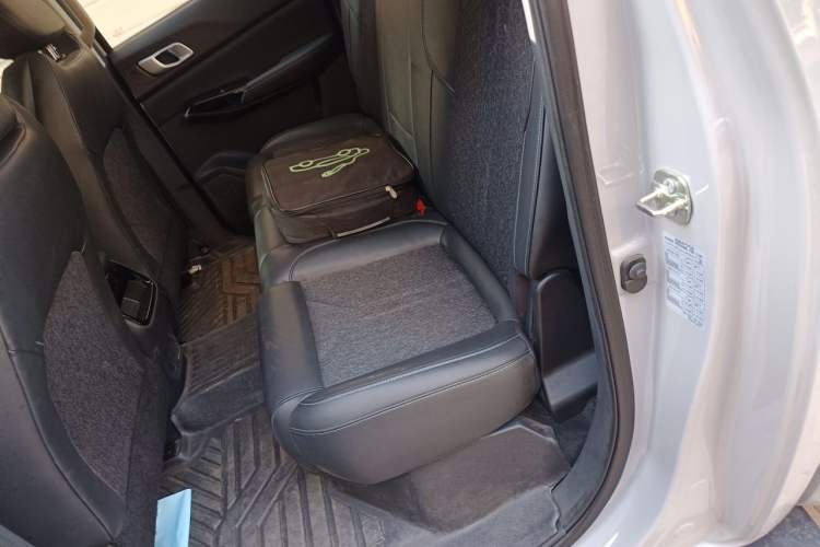 Used CHANGAN Hunter 2024 Warrior Edition Luxury Model Dual-Motor All-Wheel Drive Standard Box Left Rear Seat