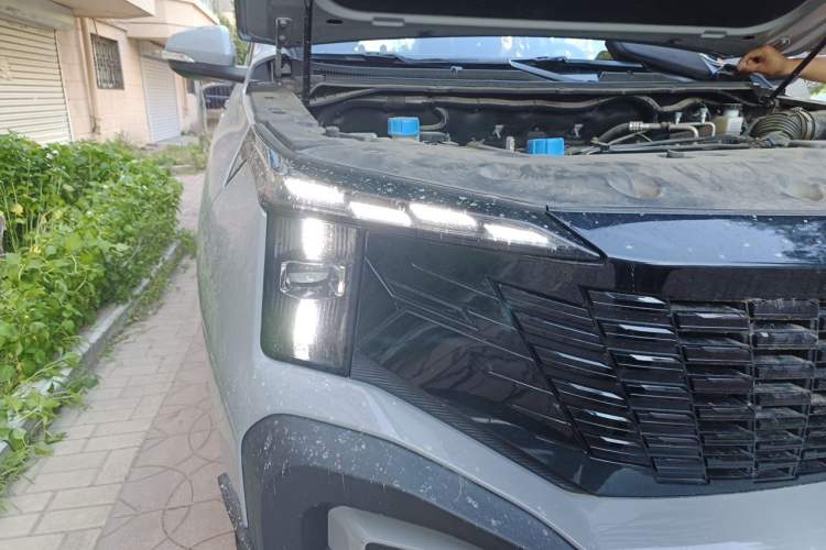 Used CHANGAN Hunter 2024 Warrior Edition Luxury Model Dual-Motor All-Wheel Drive Standard Box Right Front Headlight