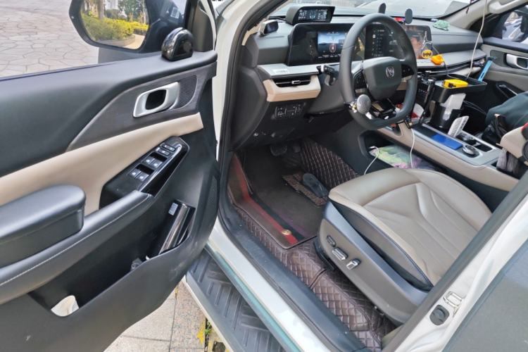 Used CHANGAN Hunter 2024 Knight Edition Flagship Model Dual-Motor All-Wheel Drive Standard Box Driver Seat