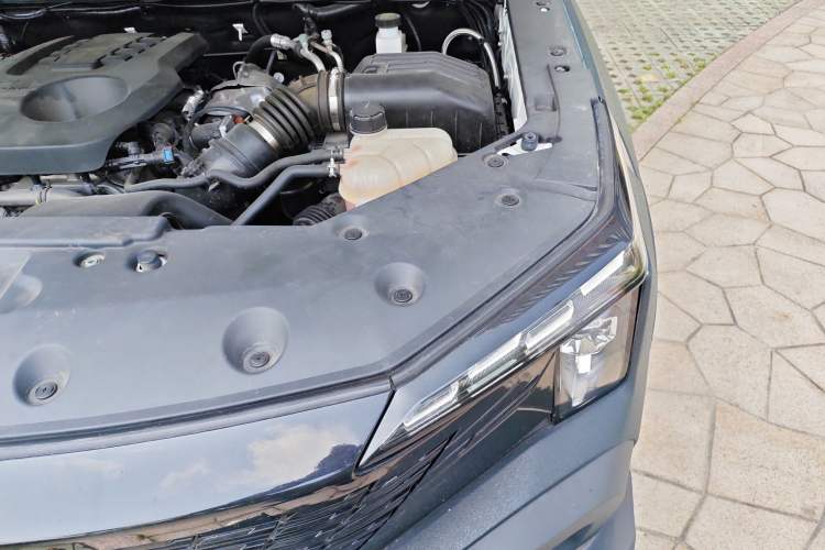 Used CHANGAN Hunter 2024 Knight Edition Flagship Model Dual-Motor All-Wheel Drive Standard Box Engine Bay Left