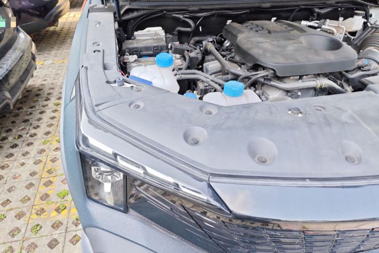 Used CHANGAN Hunter 2024 Knight Edition Flagship Model Dual-Motor All-Wheel Drive Standard Box Engine Bay Right