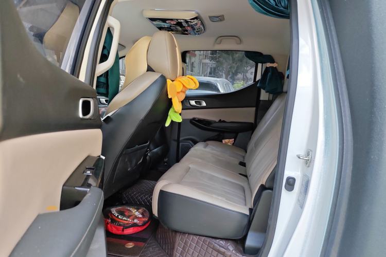 Used CHANGAN Hunter 2024 Knight Edition Flagship Model Dual-Motor All-Wheel Drive Standard Box Left Rear Seat