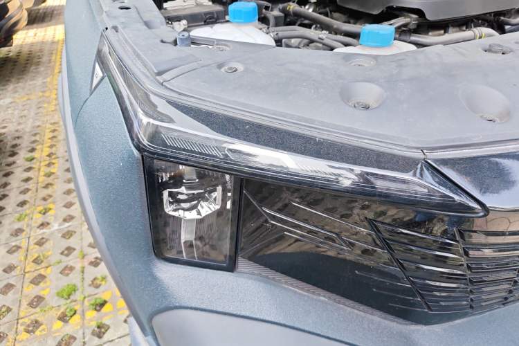 Used CHANGAN Hunter 2024 Knight Edition Flagship Model Dual-Motor All-Wheel Drive Standard Box Right Front Headlight