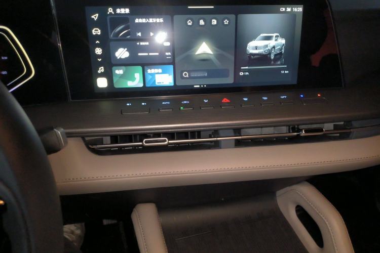 Used CHANGAN Hunter 2024 Knight Edition Flagship Model Dual-Motor All-Wheel Drive Standard Box Audio And AC Panel