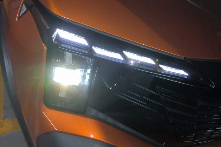 Used CHANGAN Hunter 2024 Knight Edition Flagship Model Dual-Motor All-Wheel Drive Standard Box Exterior 6