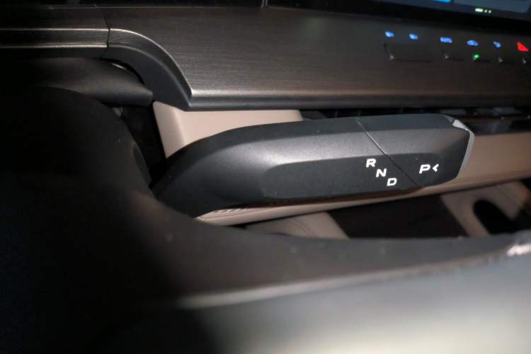 Used CHANGAN Hunter 2024 Knight Edition Flagship Model Dual-Motor All-Wheel Drive Standard Box Gear Lever
