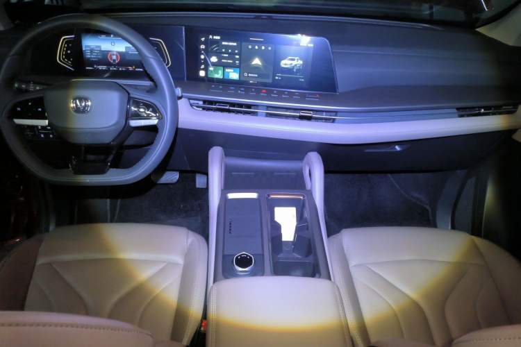 Used CHANGAN Hunter 2024 Knight Edition Flagship Model Dual-Motor All-Wheel Drive Standard Box Interior 2