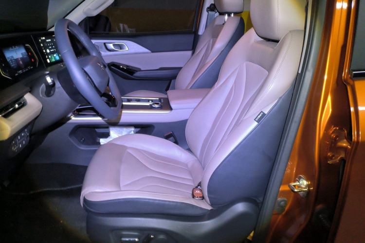 Used CHANGAN Hunter 2024 Knight Edition Flagship Model Dual-Motor All-Wheel Drive Standard Box Left Front Seat