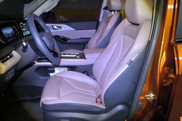 Used CHANGAN Hunter 2024 Knight Edition Flagship Model Dual-Motor All-Wheel Drive Standard Box Right Front Seat
