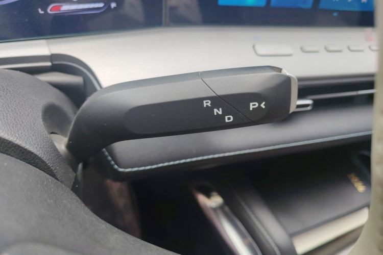 Used CHANGAN Hunter 2024 Warrior Edition Luxury Model Dual-Motor All-Wheel Drive with Extra-Long Cargo Box Gear Lever