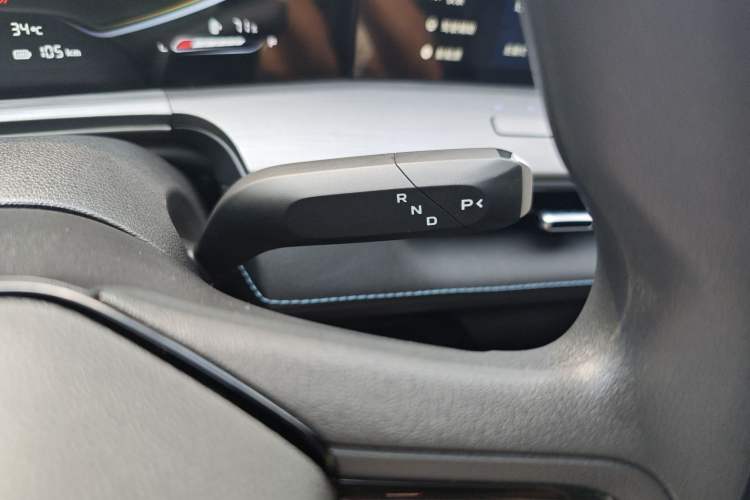 Used CHANGAN Hunter 2024 Warrior Edition Luxury Model Dual-Motor All-Wheel Drive with Extra-Long Cargo Box Gear Lever