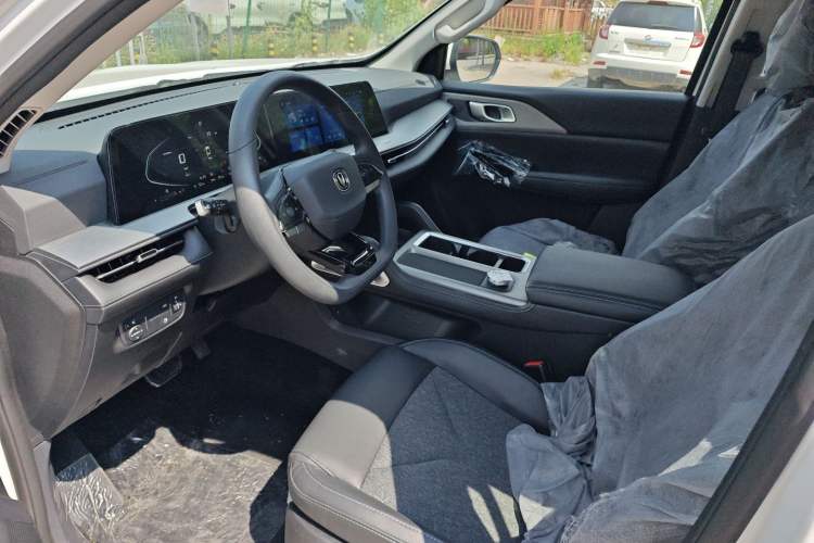 Used CHANGAN Hunter 2024 Warrior Edition Luxury Model Dual-Motor All-Wheel Drive with Extra-Long Cargo Box Interior 2