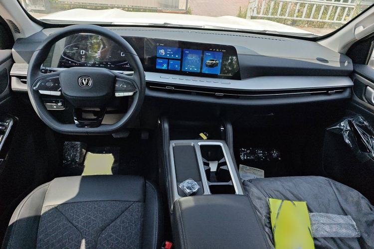 Used CHANGAN Hunter 2024 Warrior Edition Luxury Model Dual-Motor All-Wheel Drive with Extra-Long Cargo Box Interior 3