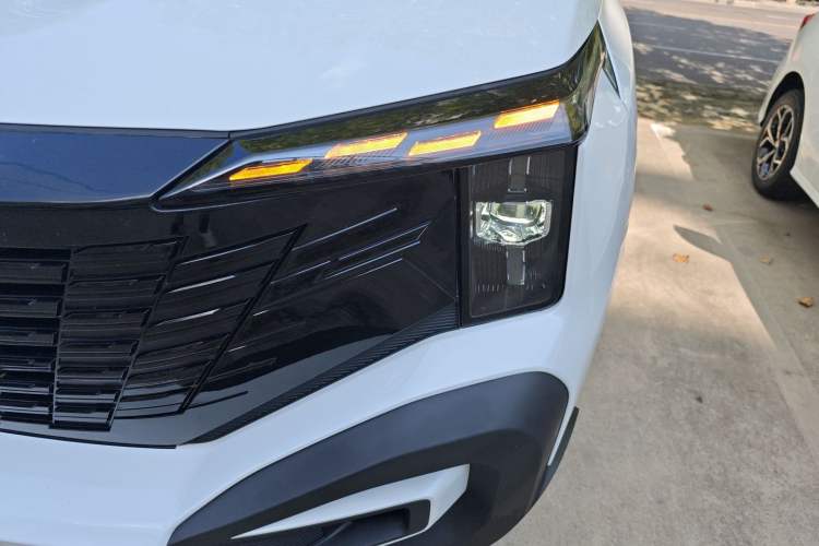 Used CHANGAN Hunter 2024 Warrior Edition Luxury Model Dual-Motor All-Wheel Drive with Extra-Long Cargo Box Left Front Headlight