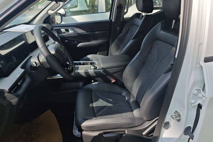 Used CHANGAN Hunter 2024 Warrior Edition Luxury Model Dual-Motor All-Wheel Drive with Extra-Long Cargo Box Left Front Seat