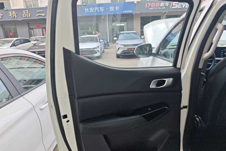 Used CHANGAN Hunter 2024 Warrior Edition Luxury Model Dual-Motor All-Wheel Drive with Extra-Long Cargo Box Left Rear Door Interior