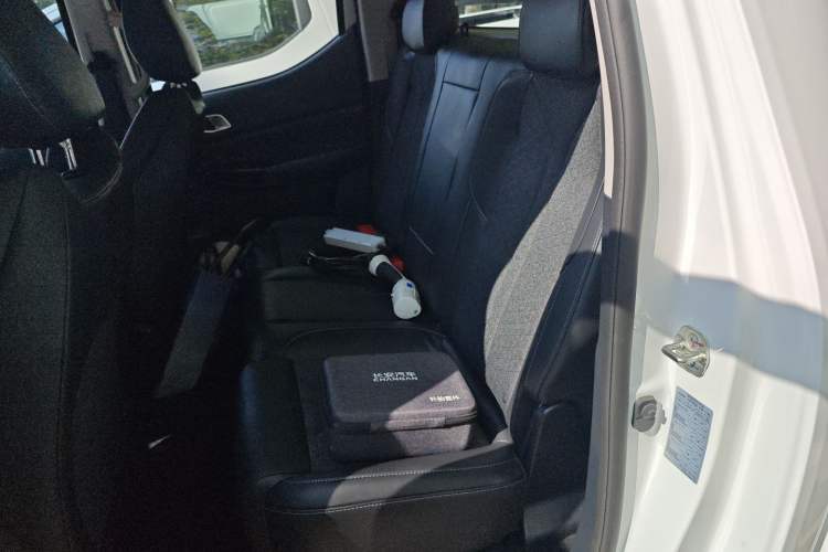 Used CHANGAN Hunter 2024 Warrior Edition Luxury Model Dual-Motor All-Wheel Drive with Extra-Long Cargo Box Left Rear Seat
