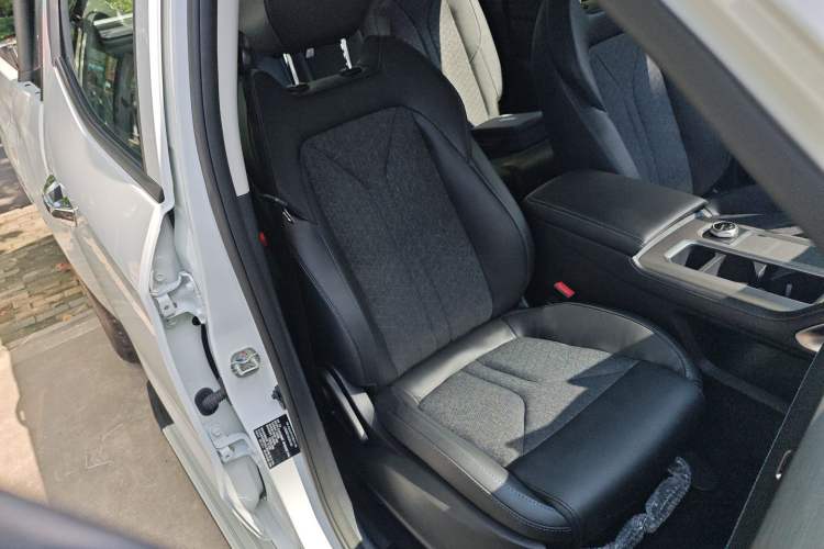 Used CHANGAN Hunter 2024 Warrior Edition Luxury Model Dual-Motor All-Wheel Drive with Extra-Long Cargo Box Right Front Seat