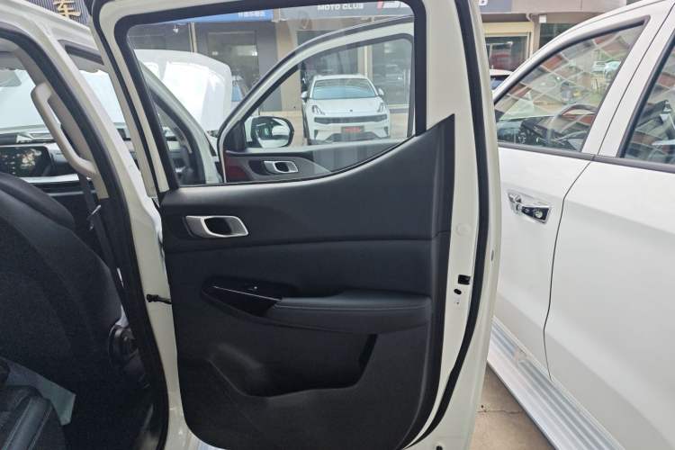 Used CHANGAN Hunter 2024 Warrior Edition Luxury Model Dual-Motor All-Wheel Drive with Extra-Long Cargo Box Right Rear Door Interior