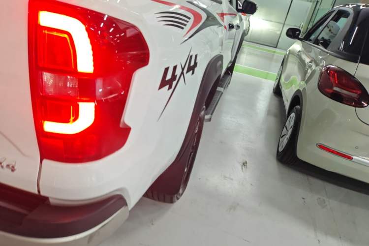 Used CHANGAN Hunter 2024 Knight Edition Flagship Model Dual-Motor All-Wheel Drive Standard Box Right Rear Taillight