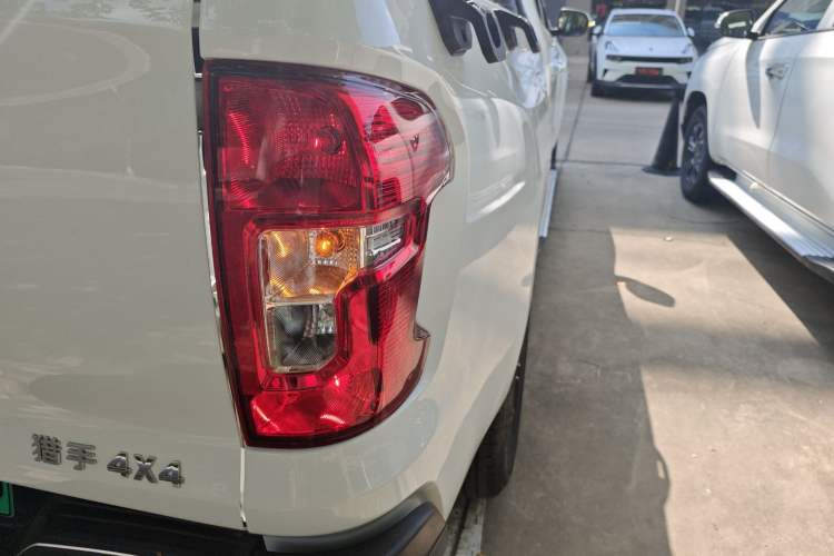 Used CHANGAN Hunter 2024 Warrior Edition Luxury Model Dual-Motor All-Wheel Drive with Extra-Long Cargo Box Right Rear Taillight