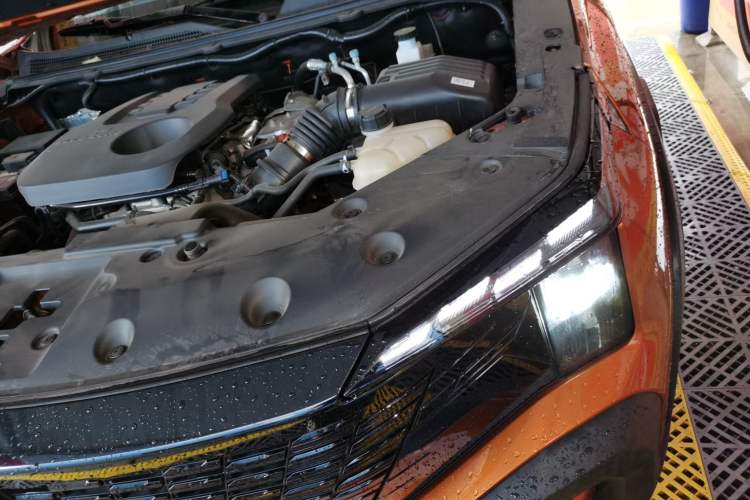 Used CHANGAN Hunter 2024 Knight Edition Flagship Model Dual-Motor All-Wheel Drive Standard Box Engine Bay Left