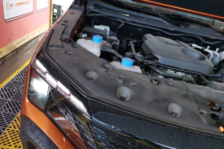 Used CHANGAN Hunter 2024 Knight Edition Flagship Model Dual-Motor All-Wheel Drive Standard Box Engine Bay Right