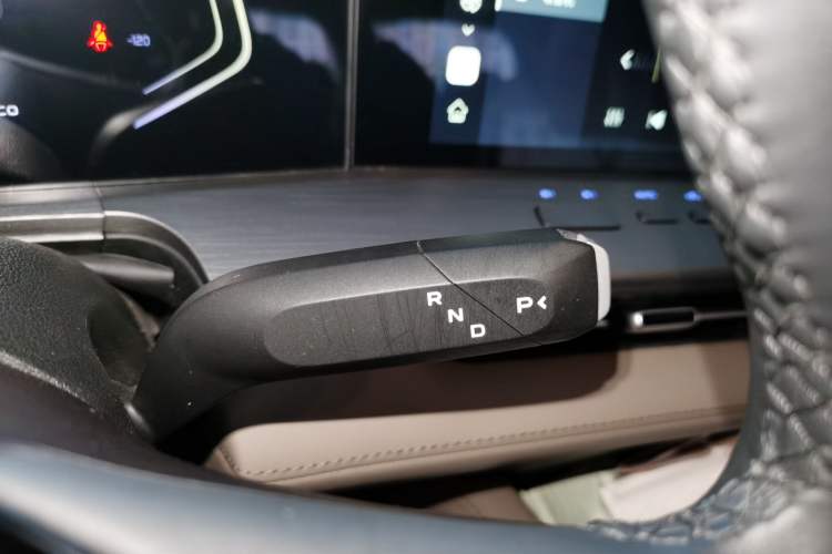 Used CHANGAN Hunter 2024 Knight Edition Flagship Model Dual-Motor All-Wheel Drive Standard Box Gear Lever
