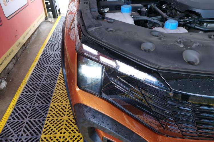 Used CHANGAN Hunter 2024 Knight Edition Flagship Model Dual-Motor All-Wheel Drive Standard Box Right Front Headlight