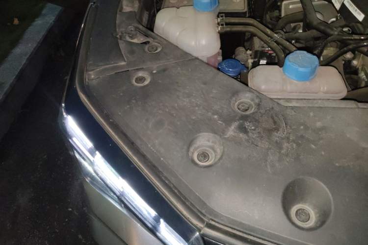 Used CHANGAN Hunter 2025 Model, Knight Edition, Lingshang Type, Dual-Motor Four-Wheel Drive Standard Box Engine Bay Right