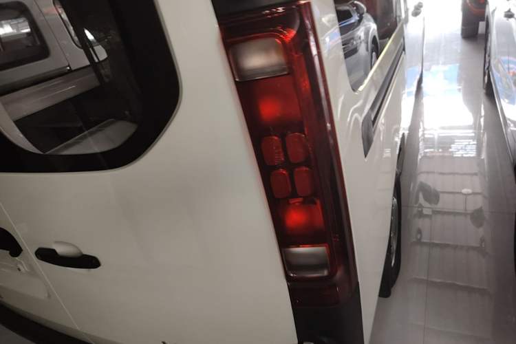 Used CHANGAN KAICHENG V919 2025 Model, Glory Edition, Guoxuan 41 kWh, Short Wheelbase, Low Roof, Elite Version, 6 Seats Right Rear Taillight