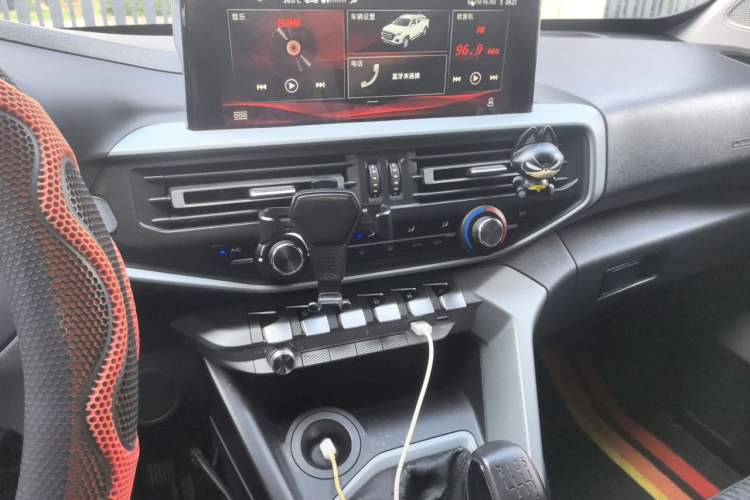 Used CHANGAN KAICHENG F70 2020 2.4T Gasoline Two-Wheel Drive Luxury Version China VI Standard Short Wheelbase 4K22D4T Audio And AC Panel