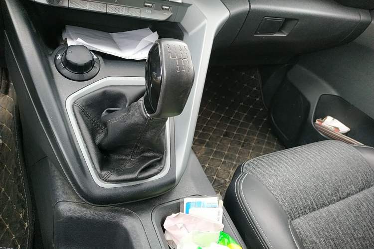 Used CHANGAN KAICHENG F70 2020 2.5T Diesel 4x4 Luxury Edition China VI Emission Standard 675 kg Payload Capacity Long Wheelbase JE4D25 Gear Lever