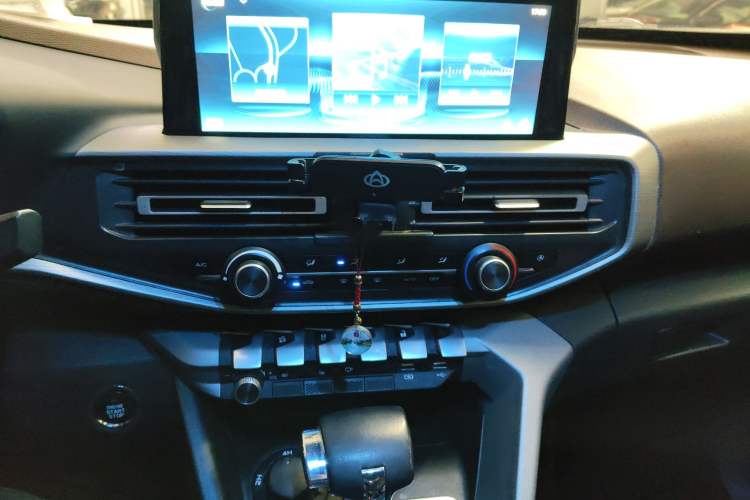 Used CHANGAN KAICHENG F70 2021 2.4T Gasoline Automatic 4x4 Executive Version Standard Wheelbase 4K22D4T Audio And AC Panel