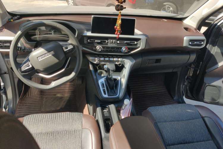 Used CHANGAN KAICHENG F70 2021 2.4T Gasoline Automatic Two-Wheel Drive Luxury Edition Standard Wheelbase 4K22D4T Center Console