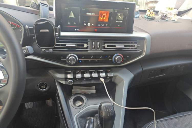 Used CHANGAN KAICHENG F70 2022 2.0T Diesel Manual Two-Wheel Drive Luxury Edition Long Wheelbase 4D20M Audio And AC Panel