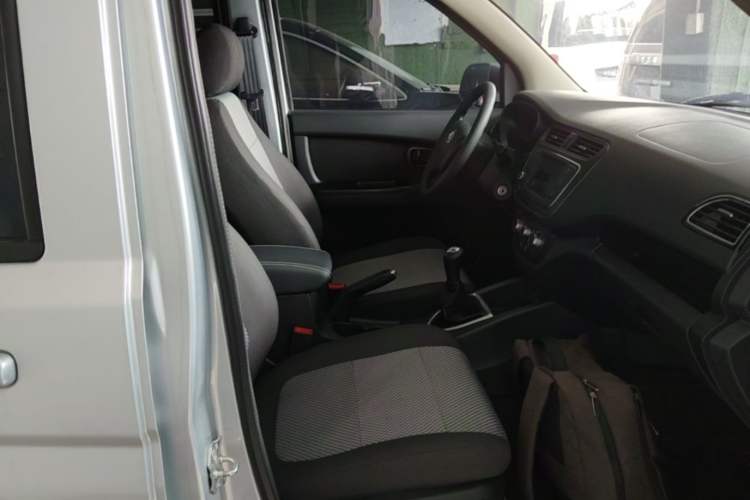 Used CHANGAN KAICHENG Ounuo S 2023 1.5L Deluxe Edition Dual-Steaming Air-Conditioned Passenger Van JL473QG 7 Seats Right Front Seat