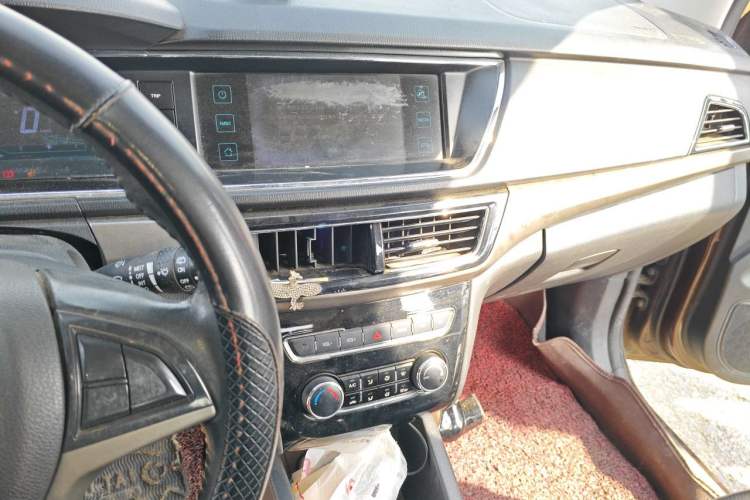 Used CHANGAN KAICHENG Oushang A600 2016 1.5L Manual Luxury 7-Seater Audio And AC Panel