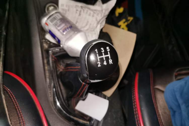 Used CHANGAN KAICHENG Oushang A600 2016 1.5L Manual Luxury 7-Seater Gear Lever