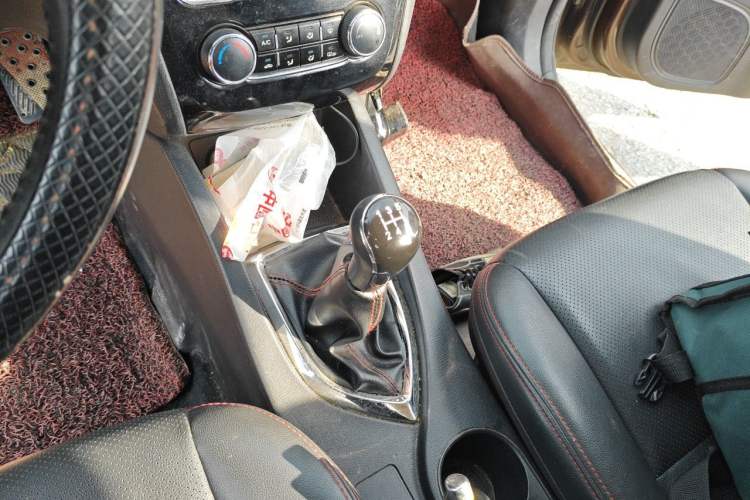 Used CHANGAN KAICHENG Oushang A600 2016 1.5L Manual Luxury 7-Seater Gear Lever