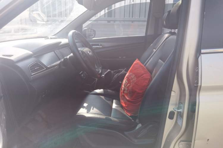 Used CHANGAN KAICHENG Oushang A600 2016 1.5L Manual Luxury 7-Seater Interior 3