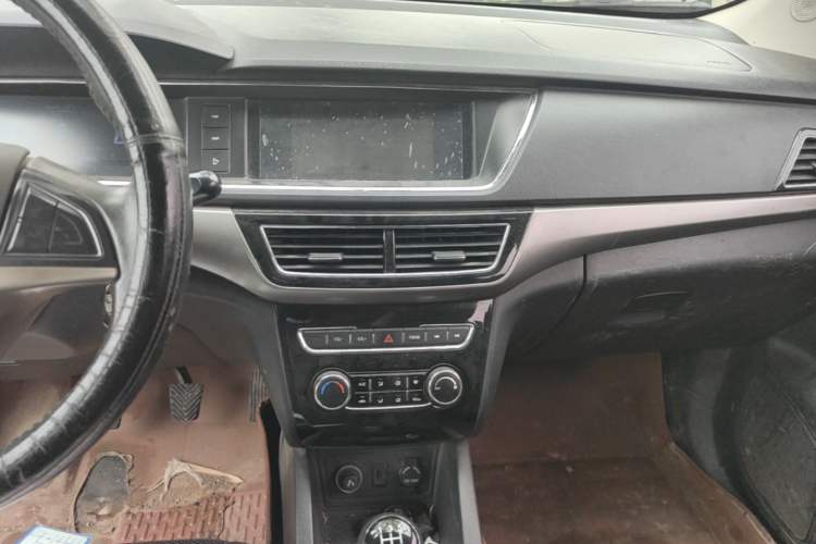 Used CHANGAN KAICHENG Oushang A600 2016 1.5L Manual Luxury 7-Seater Audio And AC Panel