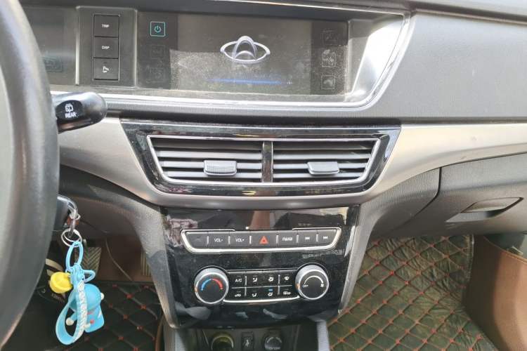 Used CHANGAN KAICHENG Oushang A600 2016 1.5L Manual Luxury 7-Seater Audio And AC Panel